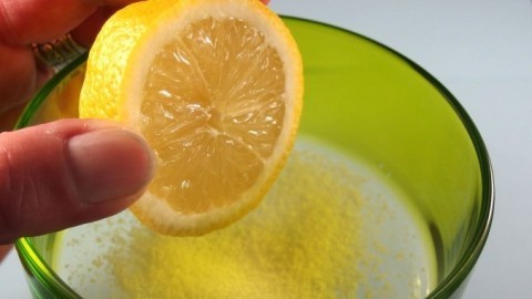 Zitrone und Salz gegen Akne und Pickel