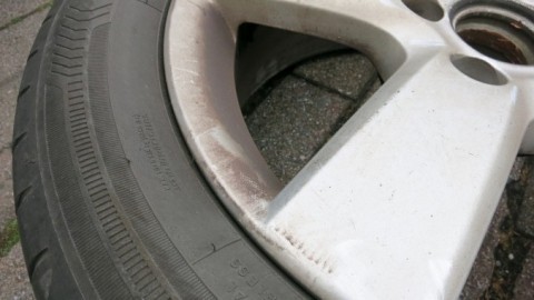 Alufelgen oder Flecken auf Autolack säubern mit Benzin