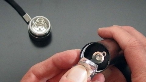 Schlechte Kontakte von Batterien mit Alufolie beseitigen