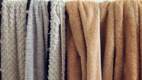 Fast trockene Handtücher nach dem Duschen oder Baden