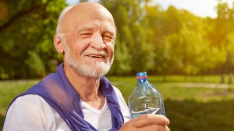 Ältere Menschen bei Sommerhitze mit Flüssigkeit unterstützen