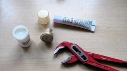 Kosmetikspender mit Creme auffüllen und wiederverwenden