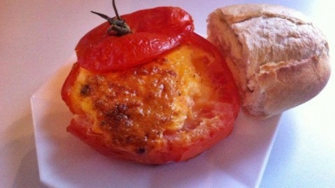 Leckeres Frühstücksei in der Tomate