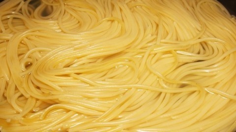 Spaghetti in der Pfanne kochen