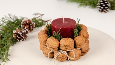 Natürliche Weihnachtsdeko: Walnuss-Kerzenhalter selber basteln