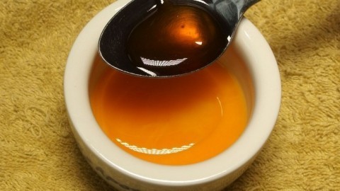 Olivenöl, Honig und Eigelb für die Haare