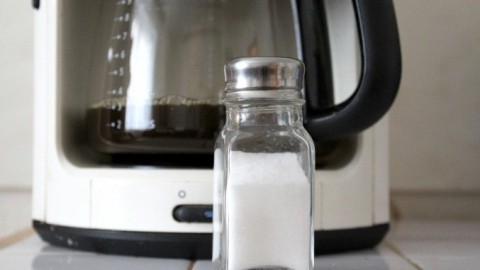 Bitteren Kaffee mit Salz wieder genießbar machen