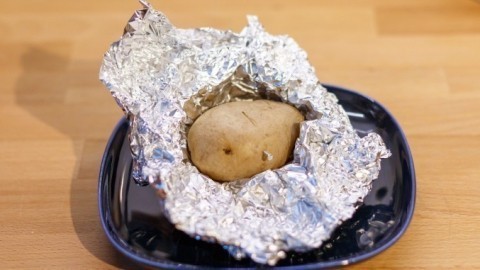 Ofenkartoffeln besser garen: Mit einem Nagel
