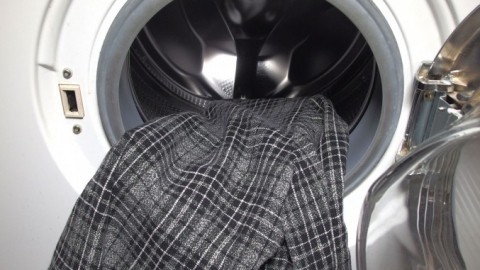 Anzüge und Kostüme in der Waschmaschine waschen