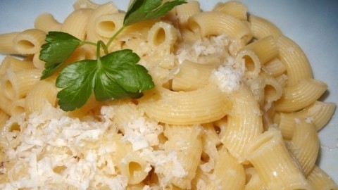 Gnocchi oder Nudeln mit Butter und Parmesan