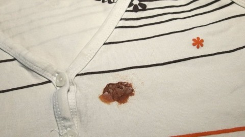 Schokoladenfleck von Kleidung entfernen mit Glycerin