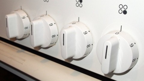 Elektroherd-Schalter mit Backofenspray reinigen