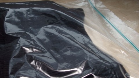 Kleider verpacken für den Rucksack in Ziploc-Beuteln