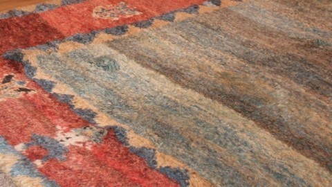 Ölflecken auf dem Teppich mit Öl-Handreiniger entfernen