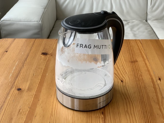 Der Boden der Wasserkocher besa&szlig; eine besonders dicke Kalkschicht. Aber auch an den Seiten waren deutliche Kalkablagerungen zu sehen.