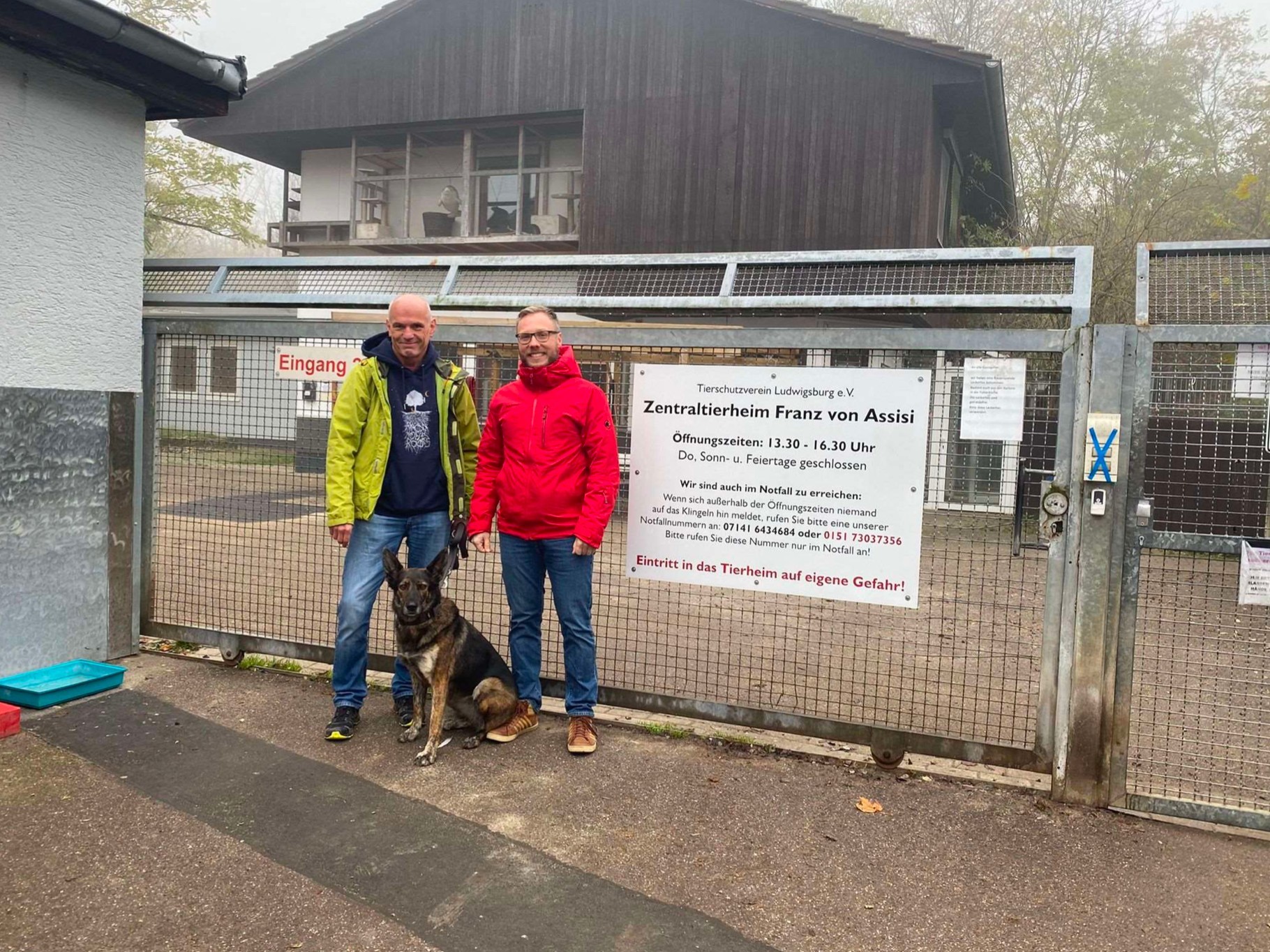 Bächtle, Finkbeiner, vor dem Tierheim in Ludwigsburg