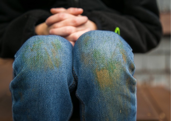 Grasflecken auf Jeans und Hosen sind nervig - so gehen sie raus.