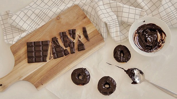 Einen Schokoladenfleck auf der Kleidung oder anderen waschbaren Textilien kannst du am besten mit Sp&uuml;lmittel entfernen.