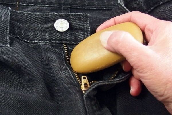Reißverschluss verhakt Hausmittel & Tipps | Frag Mutti Reißverschluss Hack: Was hilft, wenn der RV klemmt?