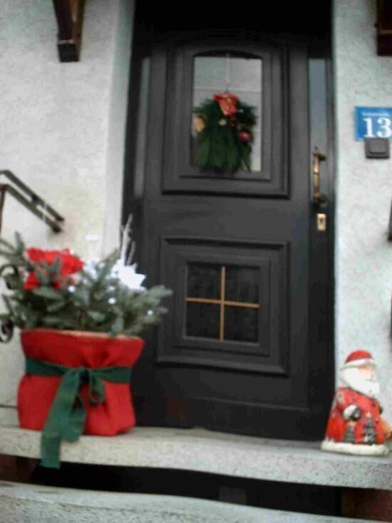 Weihnachtliche Dekoration vor der Hauseingangstür