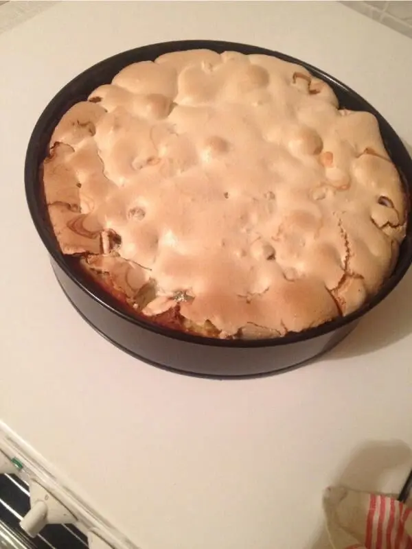 Saftige Stachelbeeren treffen luftig-knusprige Baiserhaube: So gelingt dir der perfekte Stachelbeerkuchen aus dem Rezept.
