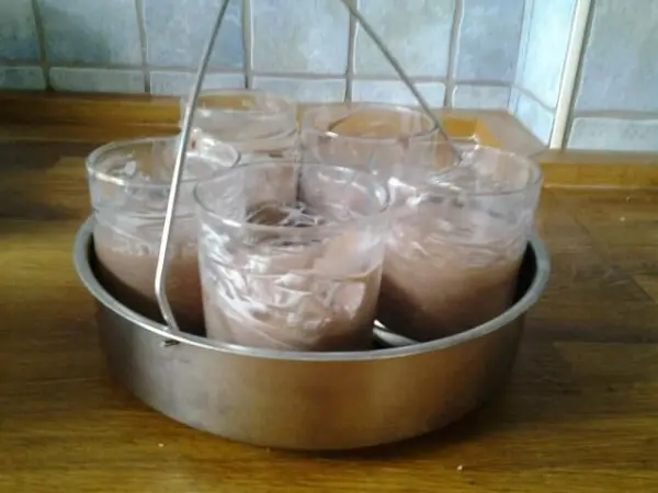 Glutenfreier Apfel-Mandelkuchen wird in einem Schnellkochtopf aus Plastikbechern auf einem Tisch zubereitet.