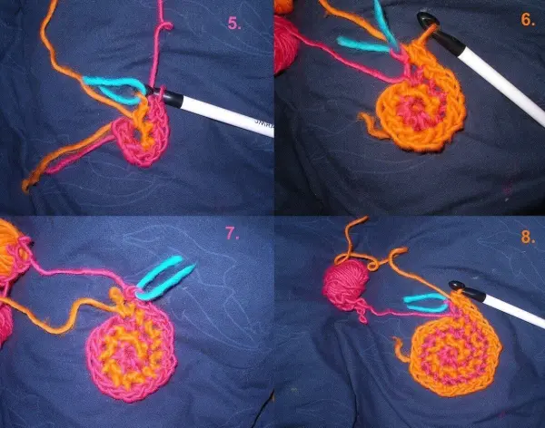 Bunte, zweifarbige Spiralen werden mit einer Häkelnadel auf Stoff gehäkelt, um gefilzte Topflappen zu erstellen.