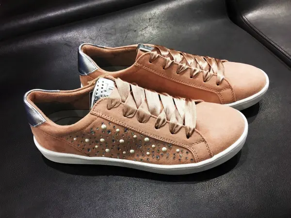 Mit Leggings, Treggings und Steghosen sollten Glitzer-Sneakers super harmonieren. 
