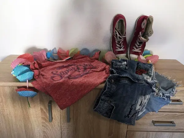 Mit kn&ouml;chelhohen Chucks, einem Print-Shirt und Ripped Shorts kann man ein l&auml;ssiges Grunge-Outfit zusammenstellen. 
