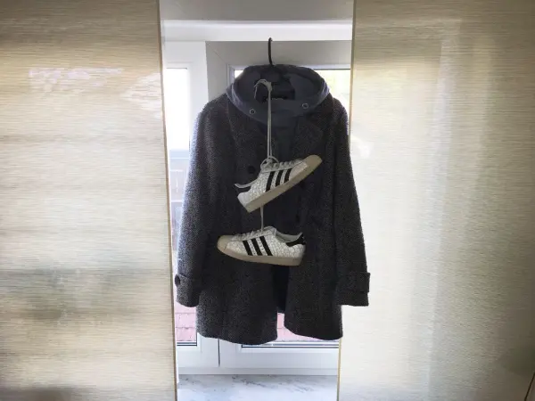 Zum Beispiel w&auml;re hier ein grauer Mantel mit einem hellblauen Hoodie und wei&szlig;en adidas Superstar Schuhen super kombinierbar!