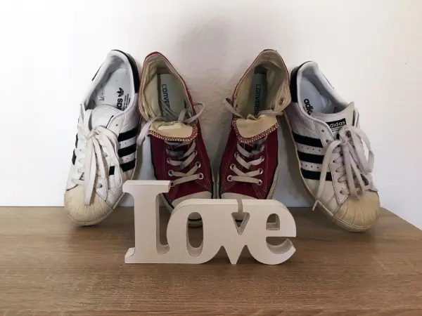 Sneakers sind sehr bequem und stylisch. Sie k&ouml;nnen bunt oder klassisch wei&szlig; sowie schwarz sein. Die Schuhe sind einfach zeitlos, toll und so vielseitig!