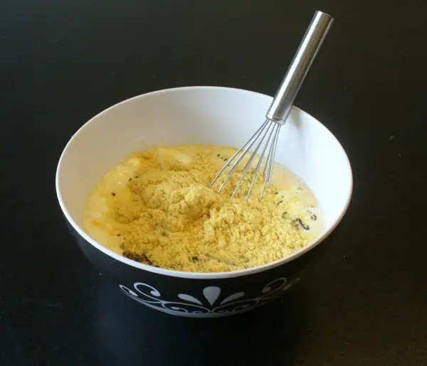 F&uuml;r die Nudelso&szlig;e die Eier aufschlagen. Sahne, Milch, Gew&uuml;rze sowie geriebenen Parmesank&auml;se dazugeben. Anschlie&szlig;end mit einem Schneebesen alles gut verr&uuml;hren.