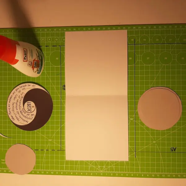 Die Karte erh&auml;lt durch die Verwendung mehrerer Pappscheiben mehr Struktur sowie einen leichten 3D-Effekt.