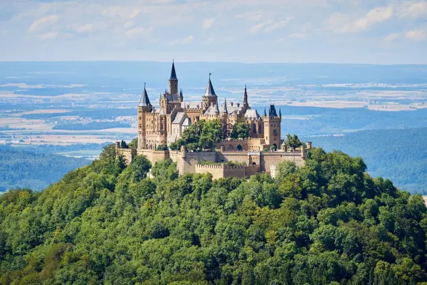 Majestätisch trohnt die Burg Hohenzollern auf dem Hohenzollern in Bisingen im Zollernalbkreis. Bereits zwei Mal wurde die Burg komplett zerstört; heute ist sie wieder für Touristen begehbar.