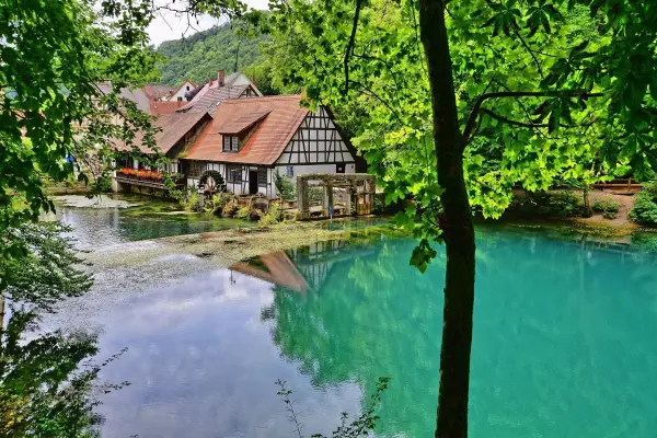 Der Blautopf in Blaubeuren übt nicht nur wegen seiner grünblauen Farbe eine magische Anziehung auf Besucher aus: Um die Karstquelle rankt sich eine rührende Sage.