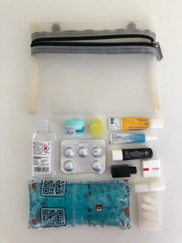 Meine Apotheke f&uuml;r Unterwegs enth&auml;lt: Handdesinfektionsgel, Miniaturzahnseidespender, Lippenfettstift, Augengel, Schmerztabletten, Juckreizsalbe, Hustenbrausetabletten usw.