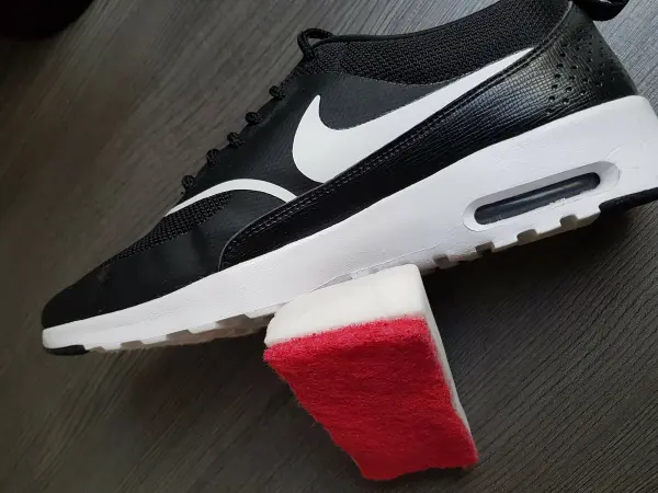 Auch Schuhe sehen danach wieder aus wie neu. Die Sohle von weißen Sneakers lässt sich mit dem Schmutzradierer toll reinigen.
