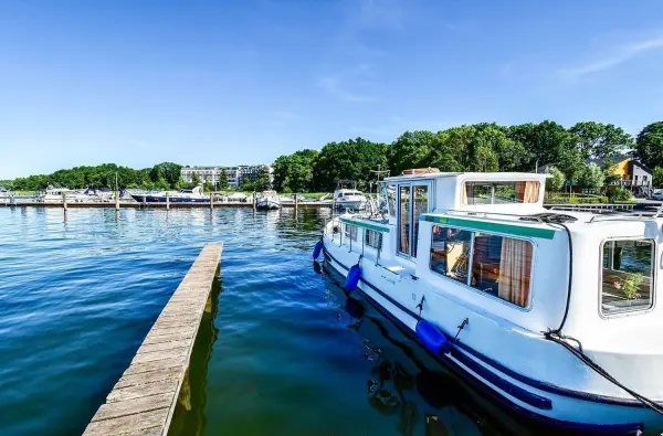 Ein besonderes Highlight des Urlaubs an der Mecklenburgischen Seenplatte ist die &Uuml;bernachtung in einem Hausboot.