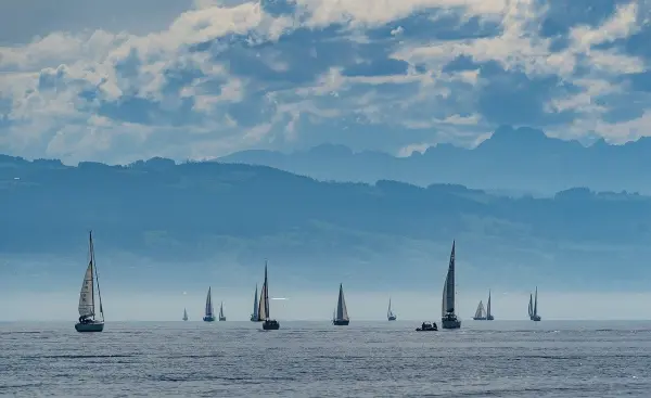 Der Bodensee ist ein Paradies für Wassersportler. Bei gutem Wetter kann man u.a. viele Segelboote beobachten.