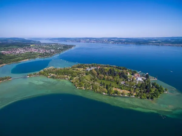 Bei einem Urlaub am Bodensee ist der Besuch der Blumeninsel Mainau Pflicht. Neben festen Attraktionen erwarten dich viele saisonale Blumen-Highlights.