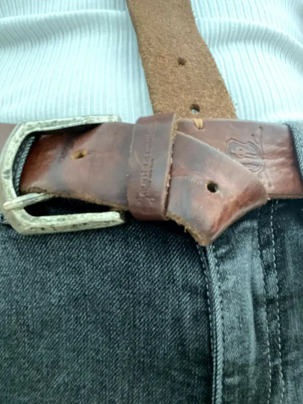 Das lange G&uuml;rtelende wird von oben nach unten eingef&auml;delt und wieder vorne durchgeschoben.