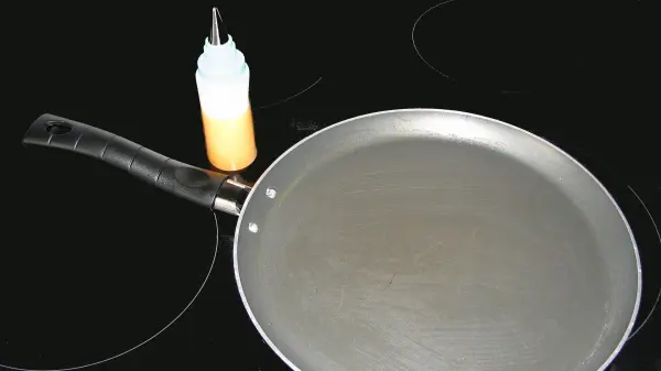 Die Eimasse wird in eine Spritzflasche gef&uuml;llt. Die beschichtete Pfanne wird leicht eingefettet und vorgeheizt.