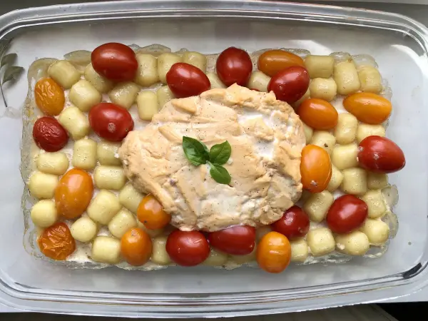 Für etwa 25 Minuten im Ofen backen und schon ist das Gnocchi-Miree-Gericht fertig. Durch den Paprika-Chili Miree und Cayennepfeffer ist es leicht scharf.