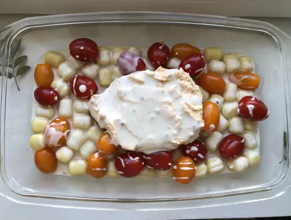 Cremefine mit den Gewürzen mischen (natürlich kann man auch frische Kräuter verwenden) und über Gnocchi, Tomaten und Miree geben.