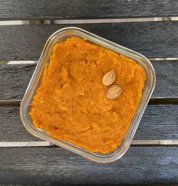 Das Kürbismus ist total lecker und einfach zu machen. Du kannst es als Aufstrich oder Beilage essen. Deine einzige Zutat ist der Kürbis.