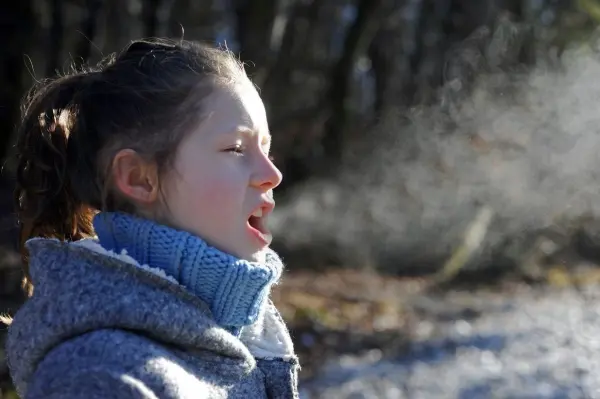 Kein Drache: Im Winter kannst du deinen Atem dampfen sehen. Du atmest warme Feuchtigkeit aus. Die kühlt an der kalten Luft ab. So entsteht der Dampf.