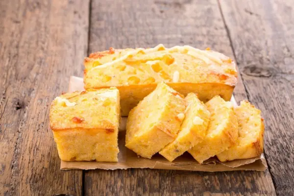 Am besten schmeckt Maisbrot frisch und warm mit Butter. Auf das Kalorienz&auml;hlen solltest du aber besser verzichten.  
