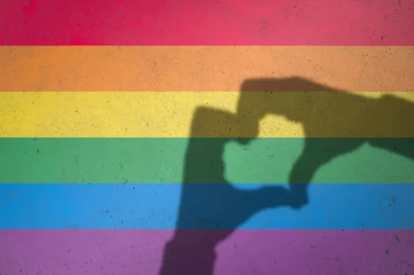 LGBTQI sieht ohne Gendern rot. In der Regenbogenfahne steht das allerdings f&uuml;r das Leben &ndash; und gemeinsam mit den anderen Farben f&uuml;r die Vielfalt der Menschen. 