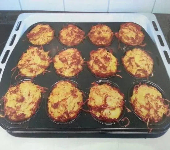 Mit diesem Rezept für Rösti-Muffins gelingen dir knusprige Kartoffelmuffins – einfach zubereitet im Muffinblech aus dem Ofen.