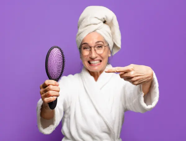 Mit der sebum-only Methode wird der Talg vom Ansatz in die Spitzen geb&uuml;rstet, wo er die Haare pflegt.